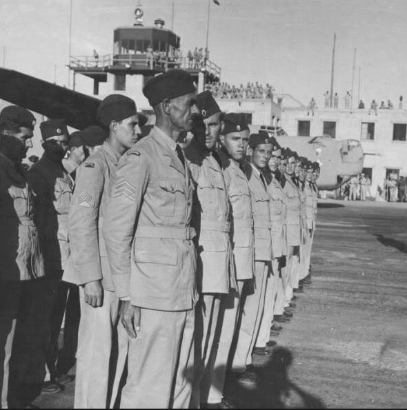 Kralj Petar u susretu sa jugoslovenskom posadom četiri bombardera B-24, septembra 1943. u Kairu. 