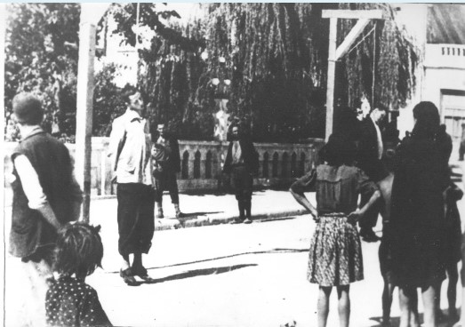 The hanging of Drago Palavestra and Alija Rizikalo by the Germans on July 15, 1943. Alija Rizikalo is on the left.