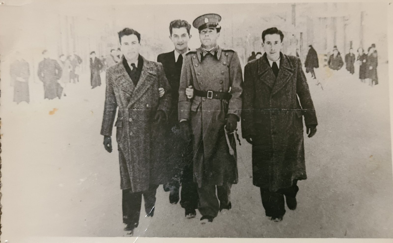 from left: Muhamed Drače, Salko Šestić, Enver Ćatić in uniform and Miralem Ribica. Šestić family archives.