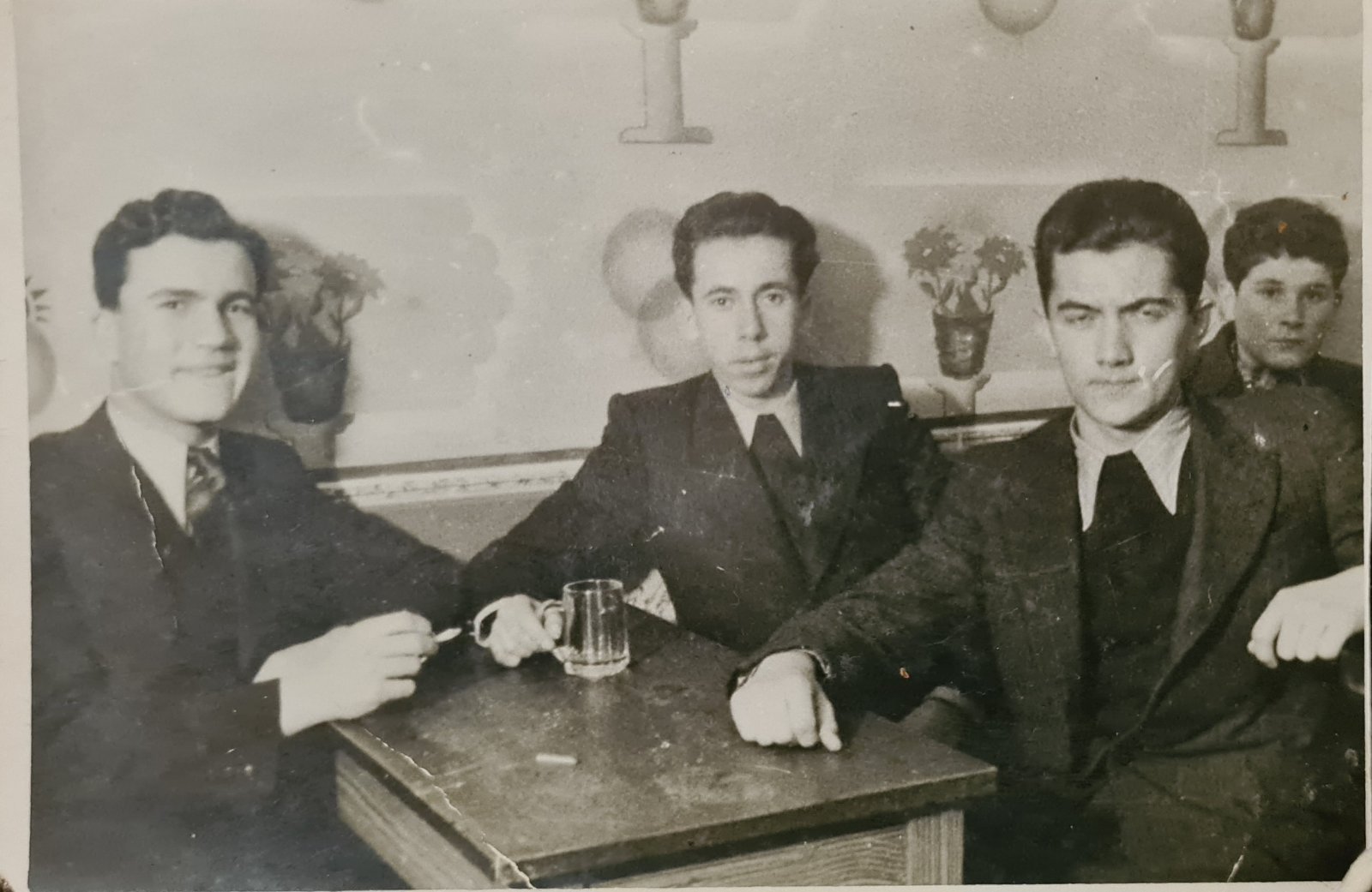 S lijeva na desno Muhamed Drače, Miralem Ribica i Salko Šestić na uzdaničinoj zabavi 20. 1. 1940. Fotografija iz arhive porodice Šestić.
