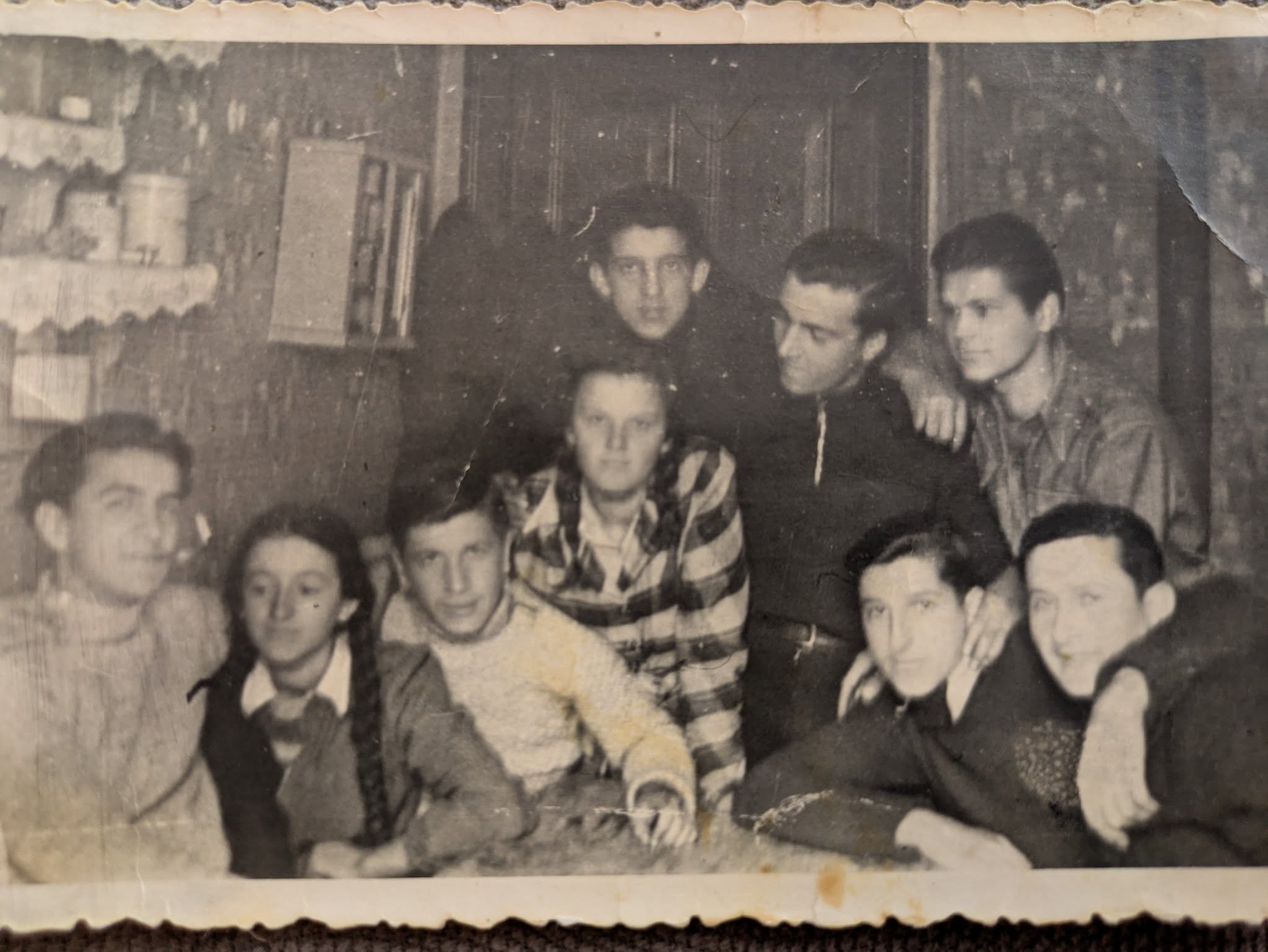 mladost Dudinog sokaka sjede lijevo Dejan i Stanka Pavić Grabovac u bijelom džemperu a skroz desno Velagić mladost Dudinog sokaka sjede lijevo Dejan i Stanka Pavić Grabovac u bijelom džemperu a skroz desno Velagić